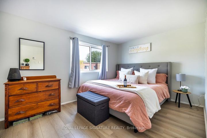 Photo 9 at 106 Thorny Vineway, Bayview Village, Toronto