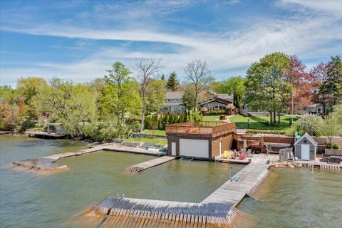 Photo 1 at 229 Lake Drive N, Historic Lakeshore Communities, Georgina