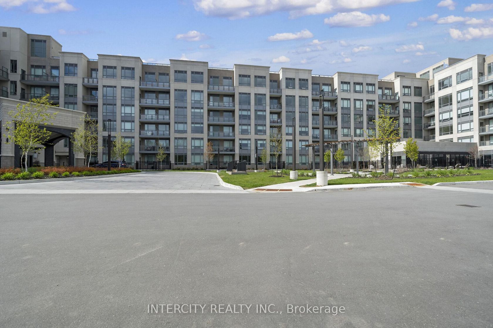 128 - 2075 King Road, King City, King photo 1