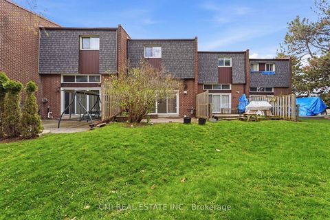 Photo 3 at 6 Windy Golfway Way, Flemingdon Park, Toronto
