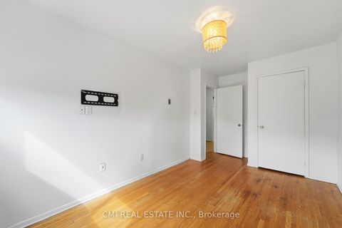 Photo 4 at 6 Windy Golfway Way, Flemingdon Park, Toronto