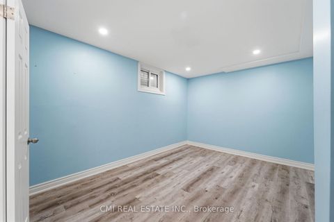 Photo 13 at 6 Windy Golfway Way, Flemingdon Park, Toronto