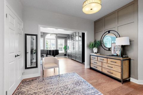 Photo 2 at 124 Kingsview Drive, Vellore Village, Vaughan