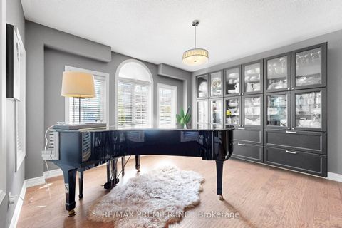 Photo 4 at 124 Kingsview Drive, Vellore Village, Vaughan