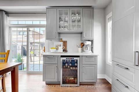 Photo 8 at 124 Kingsview Drive, Vellore Village, Vaughan