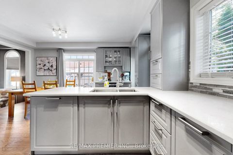 Photo 11 at 124 Kingsview Drive, Vellore Village, Vaughan