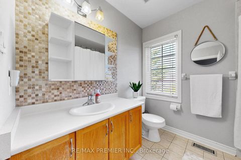 Photo 25 at 124 Kingsview Drive, Vellore Village, Vaughan