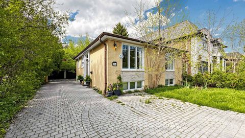 Photo 2 at 254 Patricia Avenue, Newtonbrook West, Toronto