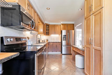 Photo 4 at 31 Champine Square, Bowmanville, Clarington