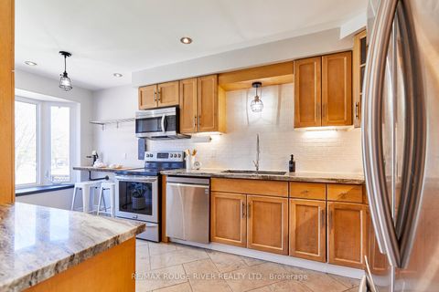 Photo 5 at 31 Champine Square, Bowmanville, Clarington