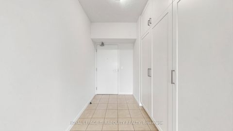 Photo 39 at 2710 - 832 Bay Street, Bay Street Corridor, Toronto