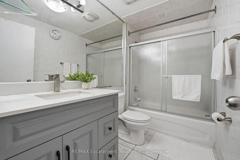 Photo 10 at 39 Riviera Drive, Glen Shields, Vaughan
