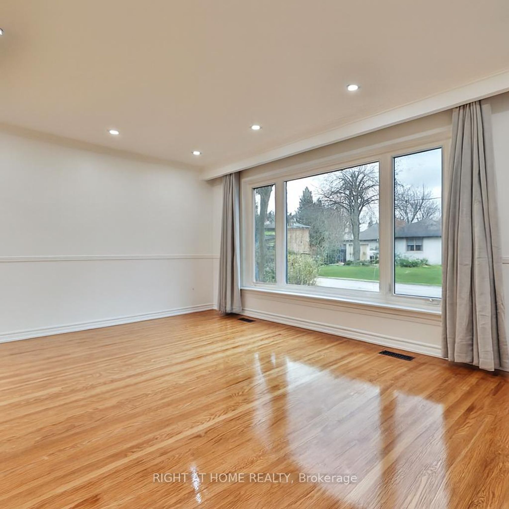 Photo 2 at 9 Allister Avenue, Cliffcrest, Toronto