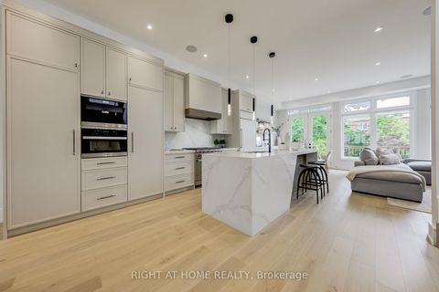 Photo 9 at 102 Parklea Drive, Leaside, Toronto