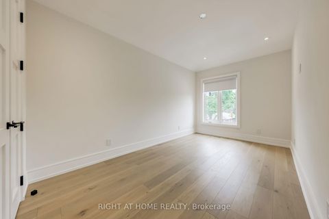 Photo 27 at 102 Parklea Drive, Leaside, Toronto