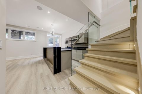 Photo 34 at 102 Parklea Drive, Leaside, Toronto