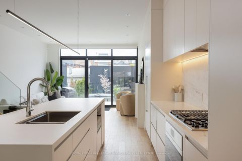 Photo 5 at 305 Manning Avenue, Bellwoods, Toronto