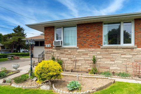 Photo 2 at 22 Barksdale Avenue, Bathurst Manor, Toronto