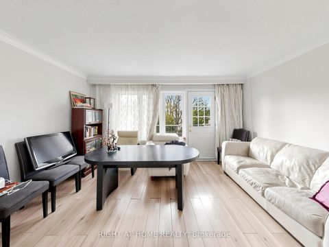 Photo 5 at 73 Garthdale Court, Bathurst Manor, Toronto