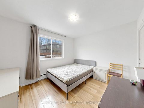 Photo 11 at 73 Garthdale Court, Bathurst Manor, Toronto