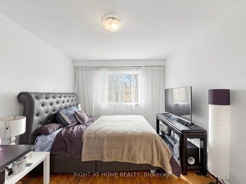 Photo 21 at 73 Garthdale Court, Bathurst Manor, Toronto