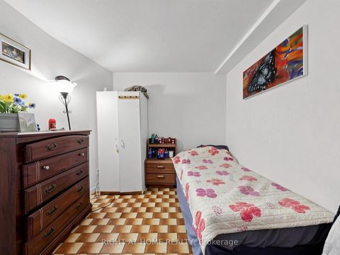 Photo 28 at 73 Garthdale Court, Bathurst Manor, Toronto