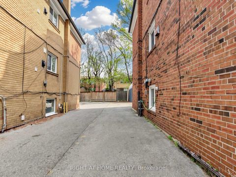Photo 31 at 73 Garthdale Court, Bathurst Manor, Toronto