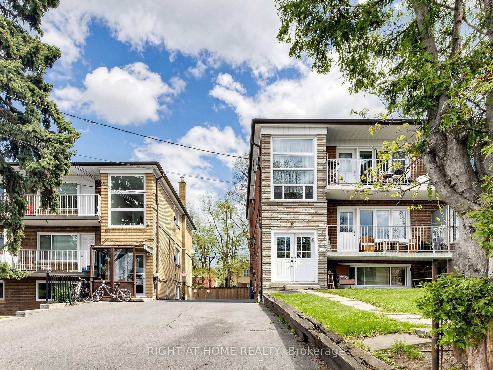 73 Garthdale Court, Bathurst Manor, Toronto 