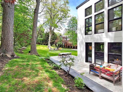 Photo 2 at 8 Breezewood Drive, Queensway, Toronto