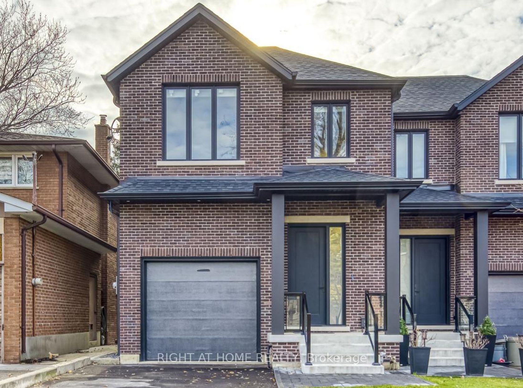 5 Enfield Avenue, Alderwood, Toronto photo number 2