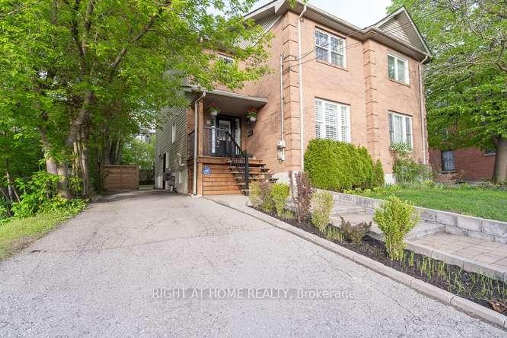 17 MACHELL Avenue N, Aurora Village, Aurora photo number 2