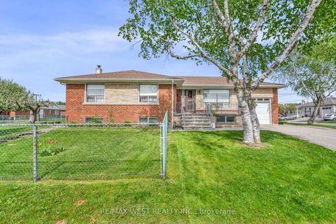 Photo 2 at 90 Tavistock Road, CFB, Toronto