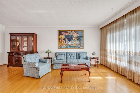 Photo 10 at 90 Tavistock Road, CFB, Toronto