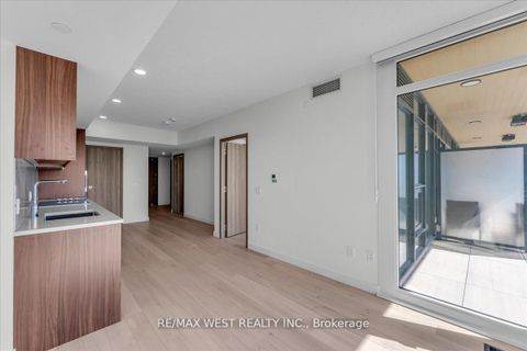 Photo 9 at 5709 - 1 Concord Cityplace Way, Waterfront Communities C1, Toronto