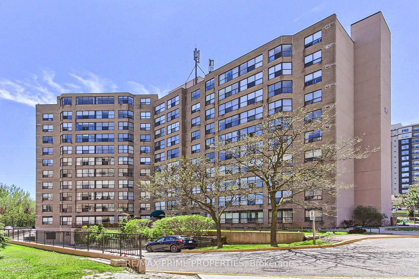 603 - 250 Davis Drive, Central Newmarket, Newmarket photo number 2