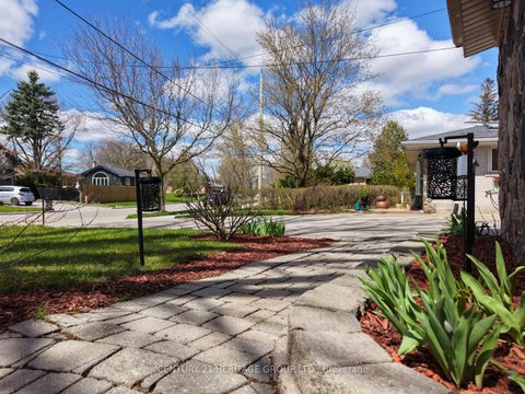 Photo 3 at 35 Jasper Drive, Aurora Heights, Aurora