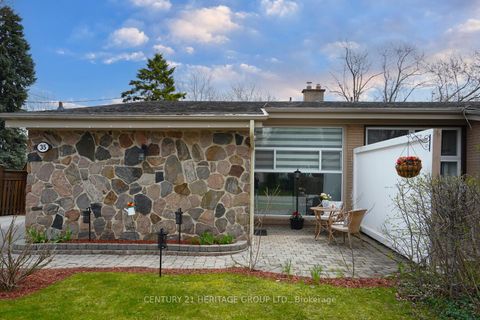Photo 4 at 35 Jasper Drive, Aurora Heights, Aurora