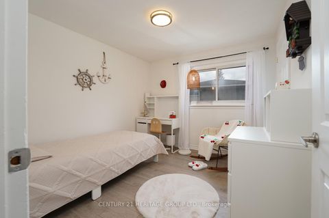 Photo 19 at 35 Jasper Drive, Aurora Heights, Aurora