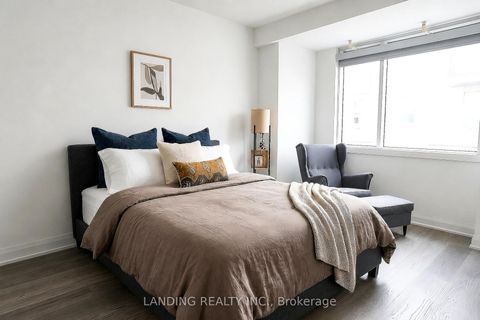 Photo 11 at 7 - 17 Greenbriar Road, Bayview Village, Toronto