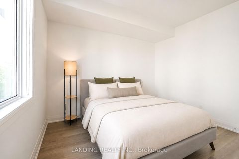 Photo 12 at 7 - 17 Greenbriar Road, Bayview Village, Toronto