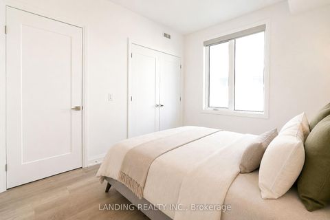 Photo 13 at 7 - 17 Greenbriar Road, Bayview Village, Toronto