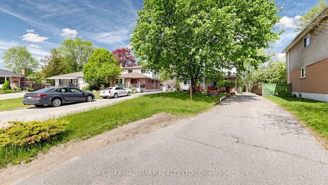 Photo 1 at 46 Collins Crescent, Aurora Heights, Aurora