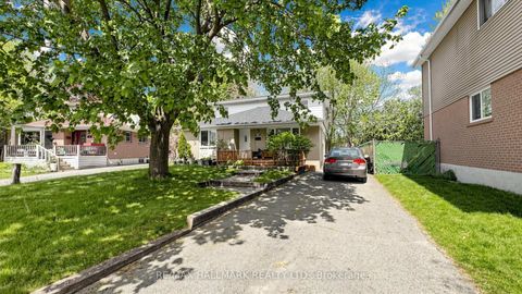Photo 2 at 46 Collins Crescent, Aurora Heights, Aurora