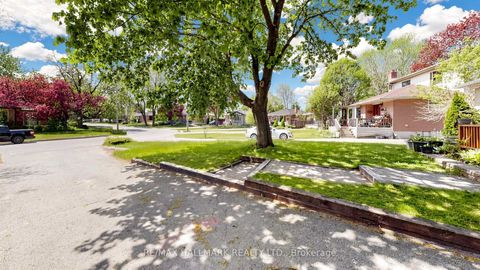 Photo 3 at 46 Collins Crescent, Aurora Heights, Aurora