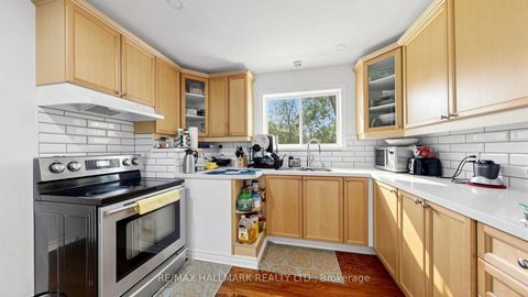 Photo 11 at 46 Collins Crescent, Aurora Heights, Aurora