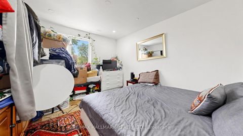 Photo 14 at 46 Collins Crescent, Aurora Heights, Aurora