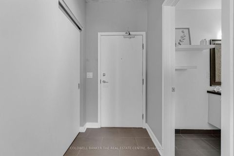 Photo 11 at 802 - 400 Wellington Street W, Waterfront Communities C1, Toronto