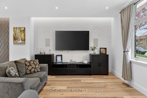 Photo 3 at 17 Exbury Road, CFB, Toronto
