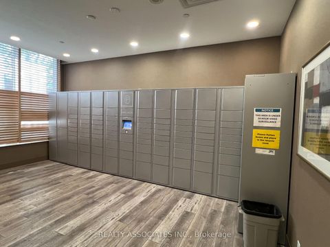 Photo 10 at 918 - 8 Mondeo Drive, Dorset Park, Toronto