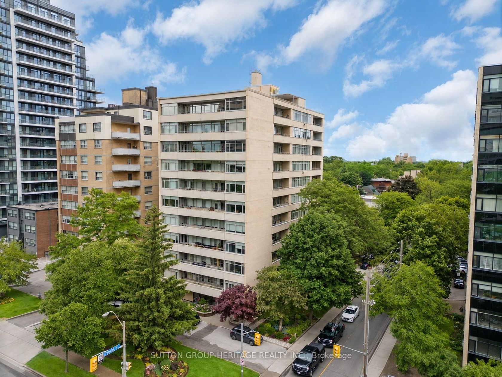 704 - 581 Avenue Road, St. Clair, Toronto 